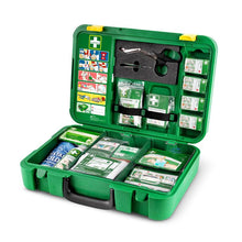 Zestaw pierwszej pomocy Orkla Wound Care AB X-LARGE | Opakowanie (1 sztuka) posiada przejrzyste przegrody z bandażami, nożyczkami, rękawiczkami, plastrami, wkładem chłodzącym i ilustrowaną instrukcją - idealne na wypadek nagłych sytuacji.