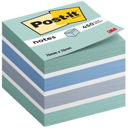 Pionowe zdjęcie kostki karteczek samoprzylepnych Post-it® Notes firmy 3M Deutschland GmbH pokazuje niebieskie, białe i zielone notatki w formacie 76 x 76 mm z 450 arkuszami na blok. Opakowanie pokazuje logo marki i "100% PEFC".