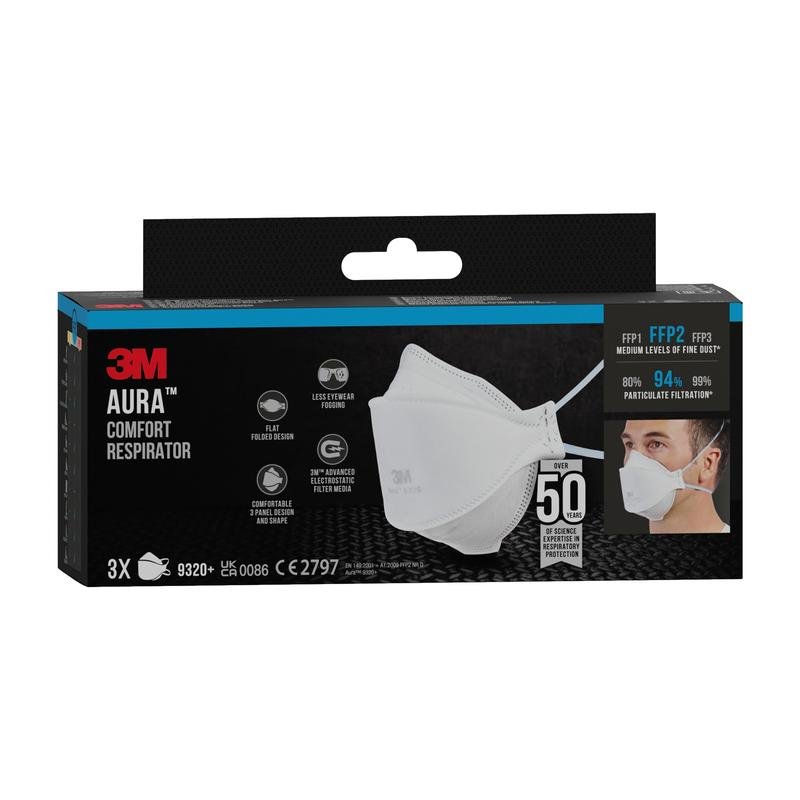 Czarno-niebieskie pudełko maski cząsteczkowej 3M™ Aura™ Komfort 9320+ FFP2 pokazuje białą, składaną maskę ochronną i użytkownika. Pudełko podkreśla filtrację FFP2 i zawiera trzy maski. Marka: 3M Deutschland GmbH.