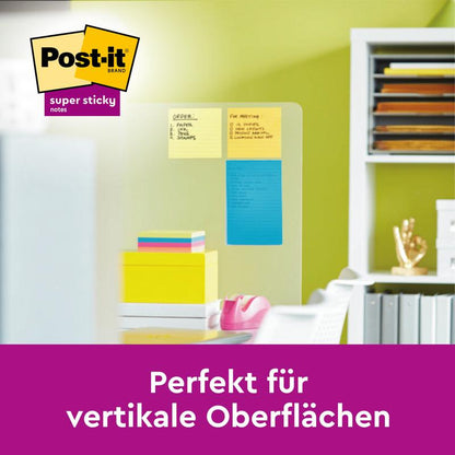 Szklana tablica w biurze pokazuje trzy kolorowe karteczki samoprzylepne Post-it® Super Sticky Notes w dużym formacie (45 arkuszy/blok, 100% PEFC) od 3M Deutschland GmbH. Tekst po niemiecku: "Perfekcyjny dla pionowych powierzchni." Logo marki Post-it znajduje się w lewym górnym rogu.