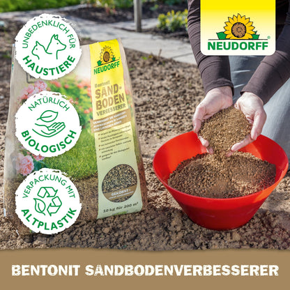 Osoba trzyma Neudorff Shop Bentonit SandbodenVerbesserer, bogaty w minerały ilaste do magazynowania składników odżywczych, nad czerwoną misą produktu. Na pobliskim opakowaniu znajdują się etykiety ekologiczne i logo Neudorff.