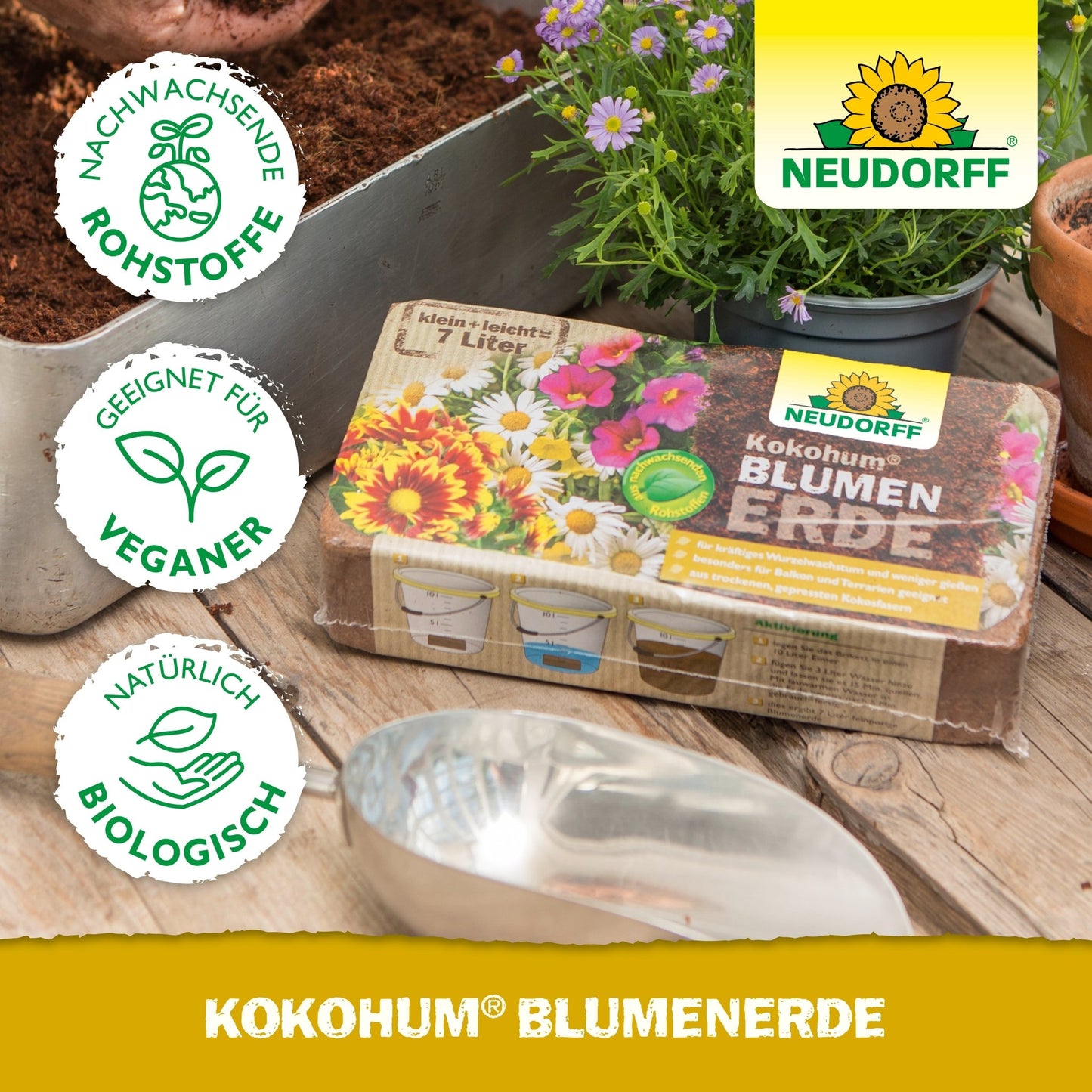 Paczka Neudorff Shop Kokohum BlumenErde leży na stole z ziemią, metalową łopatką, doniczkami i roślinami. Symbole pokazują, że produkt jest wegański, ekologiczny i wykonany z odnawialnych materiałów.