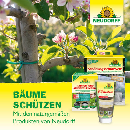 Ein mit grüner Schnur gebundener Ast unter Blüten, reifende Kirschen; im Vordergrund die Neudorff Shop KirschmadenFalle für natürlichen Kirschenschutz und darüber das Logo; deutscher Text hebt Baumpflege und Kirschernte hervor.