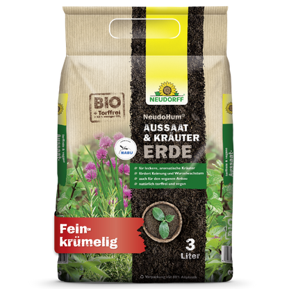 Ein 3-Liter-Beutel Neudorff Shop NeudoHum Aussaat- & KräuterErde für Aussaat und Kräuter, in grüner, erdiger Verpackung mit Abbildungen von mediterranen Kräutern, mit deutschem Text, der darauf hinweist, dass es biologisch, torffrei und vegan ist.