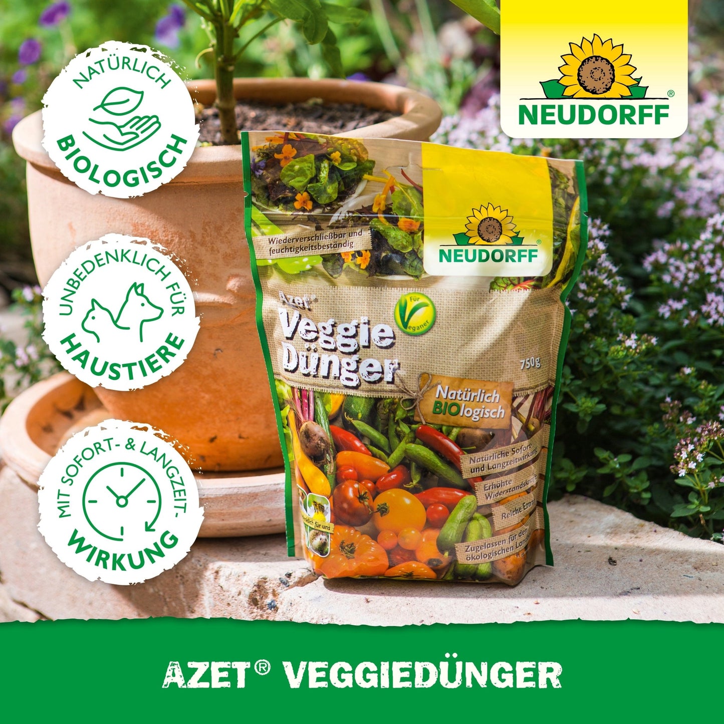 Torba Neudorff Shop Azet VeggieDünger stoi na drewnianej powierzchni na zewnątrz obok doniczki z terakoty z roślinami zielonymi. Na opakowaniu są obrazy warzyw i loga certyfikacyjne.
