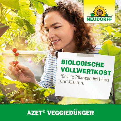 Kobieta w ogrodzie inspekcjonuje i zbiera małe czerwone jagody. Obraz pokazuje logo Neudorff Shop i reklamuje Azet VeggieDünger, organiczny nawóz do roślin domowych i ogrodowych.