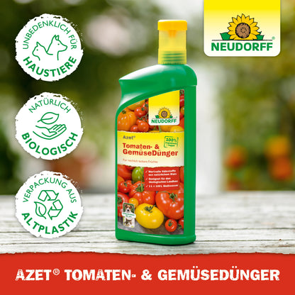 Eine Flasche Azet Tomaten- & GemüseDünger flüssig von Neudorff Shop steht auf einem Holztisch mit Tomaten, Paprika und Balkongemüse. Links Icons für Haustiersicherheit, Bio-Qualität und Bio-Plastik; oben rechts das Neudorff-Logo.