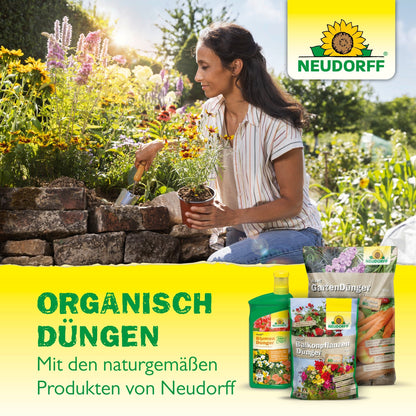 Kobieta kuca przy kamiennym klombie i sadzi hortensje. Na pierwszym planie są pokazane płynny nawóz do hortensji Azet i inne produkty z Neudorff Shop. Niemiecki tekst reklamuje organiczne nawożenie tym organicznym nawozem.