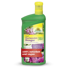 Zielona butelka płynnego nawozu do hortensji Neudorff Shop Azet z żółtą nakrętką. Etykieta pokazuje kwiaty i niemieckie zdania "100% wegański" i "100% naturalny i wegański".