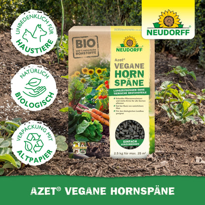 Pudełko Azet Vegane Hornspäne od Neudorff Shop jest pokazane w ogrodzie warzywnym. Symbole wskazują, że jest przyjazny dla zwierząt, naturalny, biologiczny i zapakowany w papier z recyklingu, wspierając zdrowy wzrost roślin.