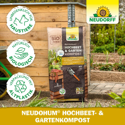 Worek NeudoHum Hochbeet- & GartenKompost z Neudorff Shop leży przed drewnianą podwyższoną grządką - idealny jako podłoże roślinne lub warstwa ziemi. Ikony pokazują, że jest przyjazny zwierzętom, naturalny, biologiczny i zapakowany w bioplastik.