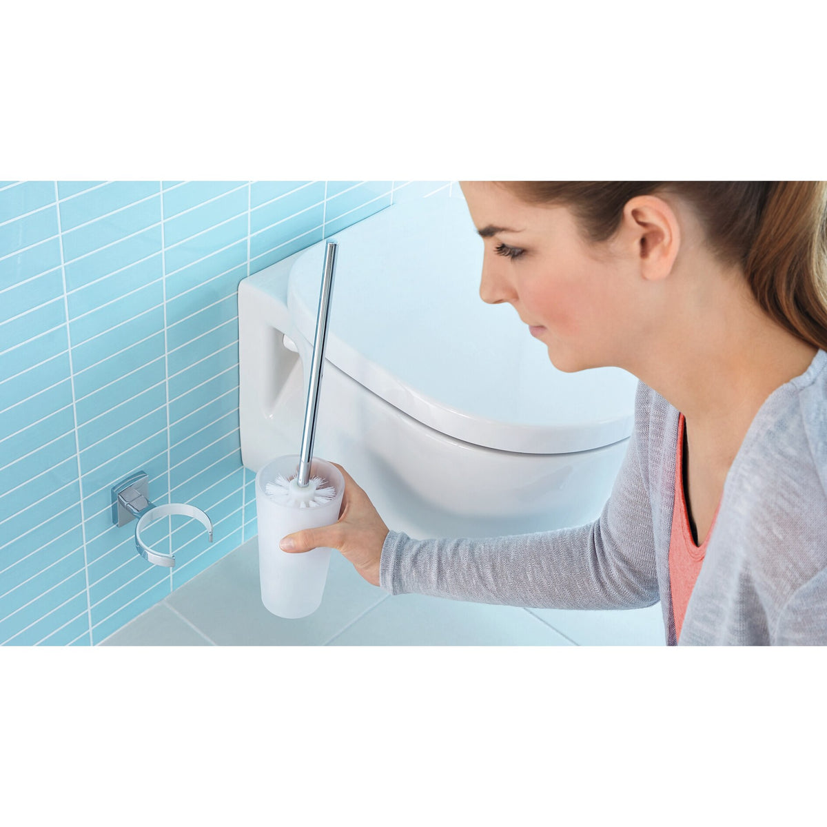 tesa Klaam Toilettenbürste Wandmontage, inkl. Klebelösung – Anwendung