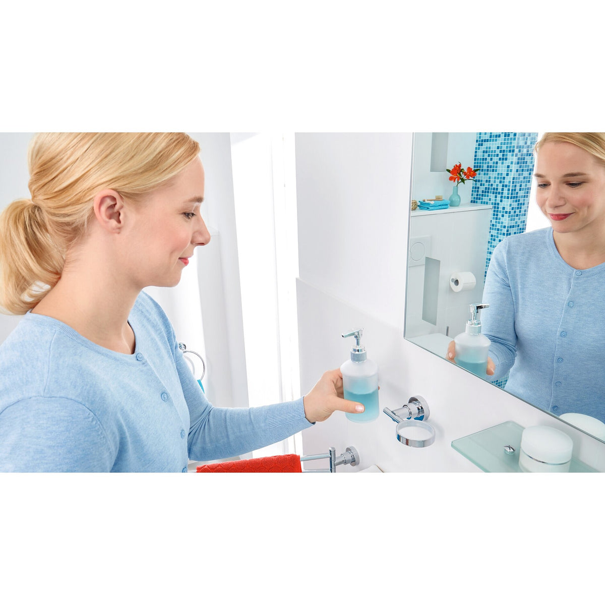 tesa Luup Seifenspender (175ml), verchromt, inkl. Klebelösung – Anwendung