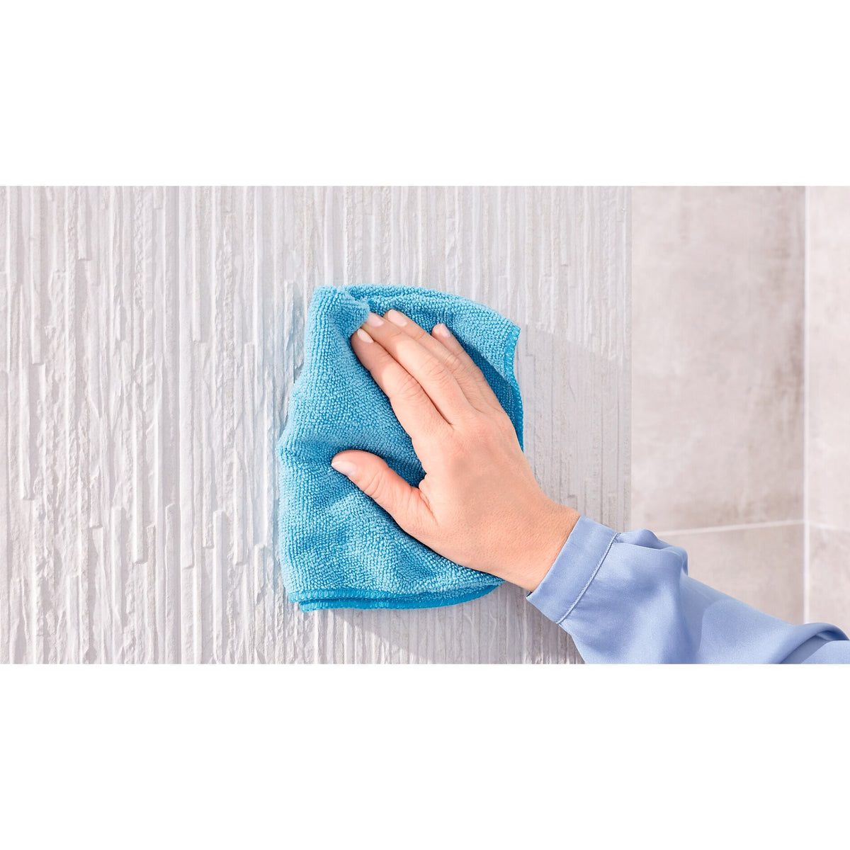 tesa Exxclusiv Ersatzrollenhalter, Edelstahloptik, Klebelösung – Anwendung