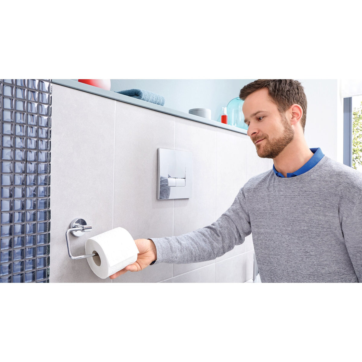 tesa Exxcellent Toilettenpapierhalter ohne Deckel, Metall, verchromt, inkl. Klebelösung – Anwendung
