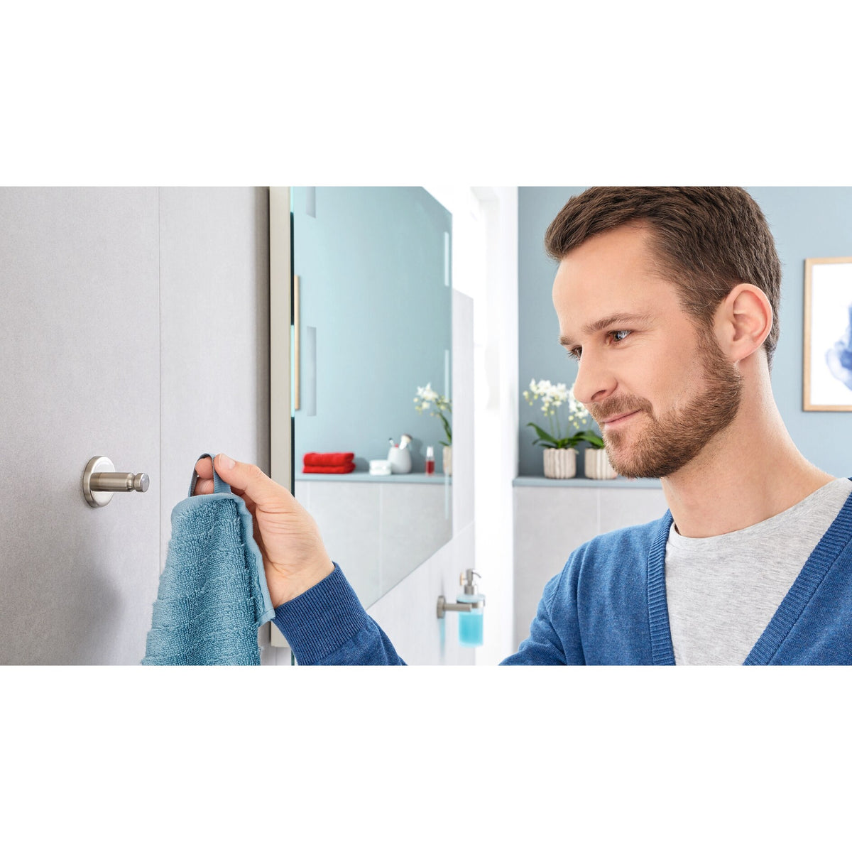 tesa Nooblesse Handtuchhaken, Edelstahloptik, inkl. Klebelösung – Anwendung