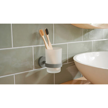 tesa MOON GREY Zahnputzbecherhalter, mattschwarz, Milchglas, für Bad und WC – Anwendung