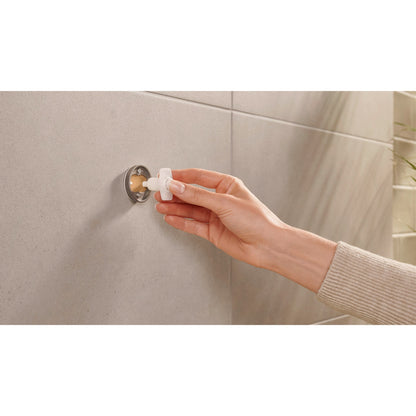 tesa MOON Bronze Bademantelhaken, selbstklebend, Metall PVD beschichtet – Anwendung