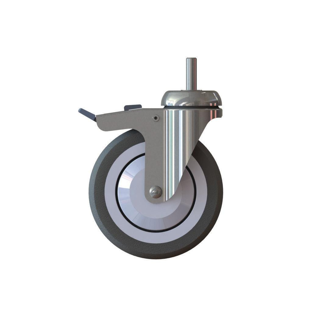 Koło wózka TASKI (125 mm) firmy Diversey Deutschland GmbH & Co. OHG to koło skrętne z hamulcem, metalowym wspornikiem, idealne do wykładzin dywanowych i kompatybilne z wózkami TASKI; tutaj przedstawione jako pojedynczy element na białym tle.