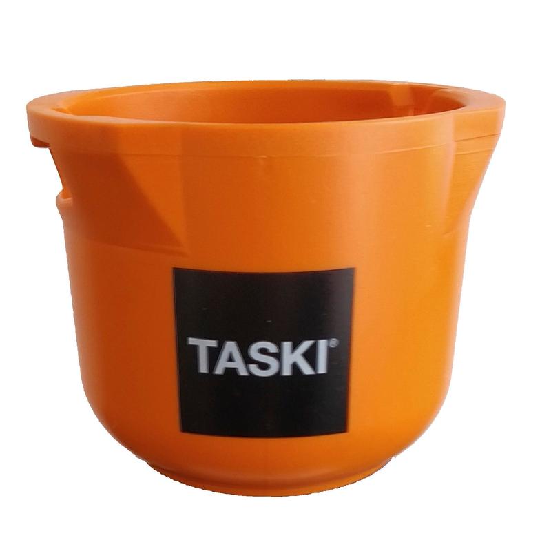 Pomarańczowe plastikowe wiadro z czarno-białą etykietą "TASKI", idealne do przechowywania uchwytu na butelkę Diversey VersaPlus 2.0 lub zapasowego uchwytu na butelkę (1 sztuka) podczas czyszczenia, na białym tle.