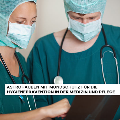 Zwei medizinische Fachkräfte, die ARNOMED COVER PP-ASTROHAUBE MIT 2-LAGIGEM MUNDSCHUTZ von ARNOWA GmbH tragen, blicken gemeinsam auf eine Krankenakte und werben für Hygieneprävention in Medizin und Pflege.