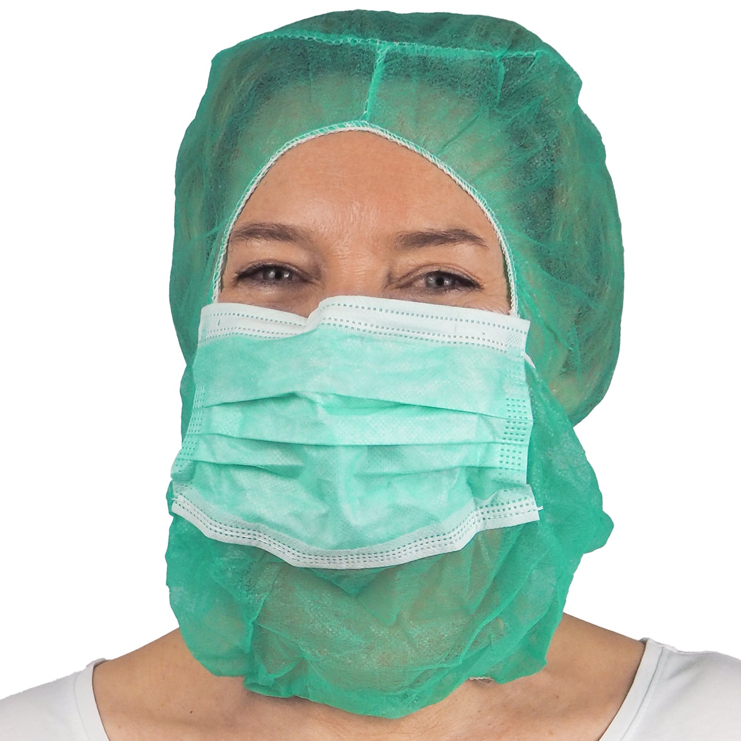 Eine Person, die einen grünen ARNOMED COVER PP-ASTROHAUBE MIT 2-LAGIGEM MUNDSCHUTZ der ARNOWA GmbH aus Einwegmaterial trägt, steht der Kamera vor einem weißen Hintergrund gegenüber.