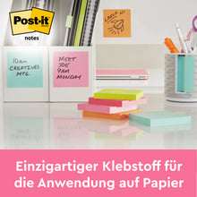 Na biurku leżą Post-it® Notes firmy 3M Deutschland GmbH z kolekcji Energetic, długopisy w uchwycie i dwie tablice pokryte notatkami. Jasne notatki pokazują przypomnienia i bazgroły. Niemiecki tekst: "Unikalny klej do papieru."