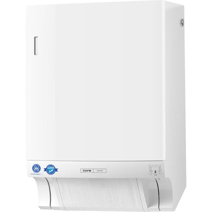 Biały dozownik ręczników materiałowych CWS ParadiseLine Dry Slim z panelem o smukłym designie jest zamontowany na ścianie i pokazuje częściowo wyjęty arkusz na dole. Niebieskie naklejki, mała srebrna etykieta i ilustrowana instrukcja znajdują się w pobliżu dolnej części.