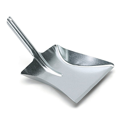 Łopatka do zamiatania Nölle Profi Brush z ocynkowanego metalu (39 x 24 cm, uchwyt typu Düll) firmy Nölle Profi Brush Bürsten- & Pinseltechnik e.K. posiada krótki, wygięty trzonek, wypukłe krawędzie oraz otwór do zawieszenia – przedstawiona na prostym białym tle.