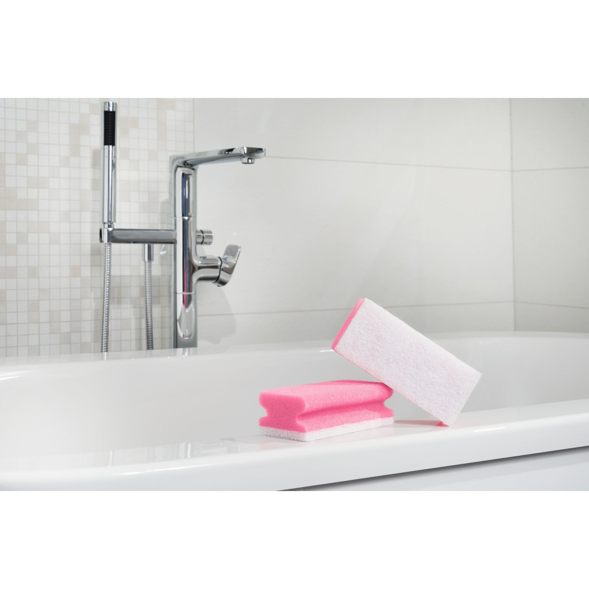 Ein Scotch-Brite® Bath Griffschwamm XXL für das Bad von 3M Deutschland GmbH liegt auf dem Rand einer weißen Badewanne, bereit für die Reinigung, mit Chrom-Armatur und gefliester Wand im Hintergrund. 1 Stück pro Packung.