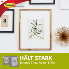 Ein gerahmter botanischer Druck hängt an einer weißen Wand mit Dekor, darunter Gold und gerahmte Buchstaben. Text: "HÄLT STARK, Schmal: 4 Paar halten 5,4kg." Schmale Command™ Bilder-Montage Strips (M) 17207 von 3M Deutschland GmbH fixieren schmale Rahmen sicher.