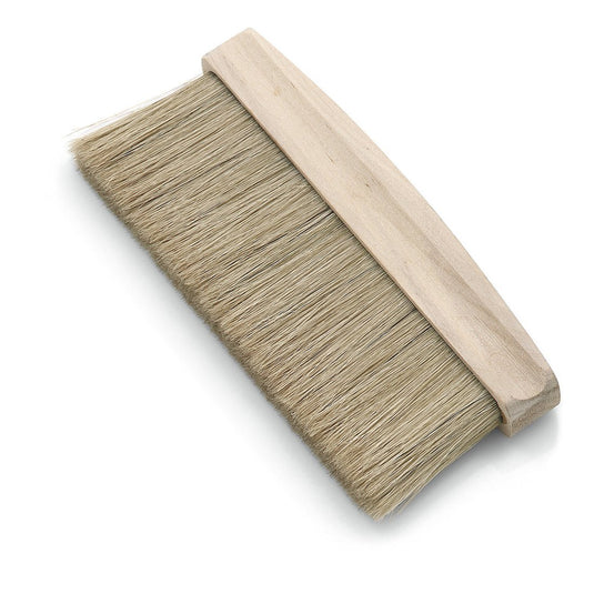 Nölle Profi Brush Maler-Abstauber (17 cm, jasna mieszanka włosia, 55 mm) od Nölle Profi Brush Bürsten- & Pinseltechnik e.K. posiada szeroki drewniany uchwyt i gęste jasne włosie - idealny do prac remontowych. Przedstawiony na białym tle.