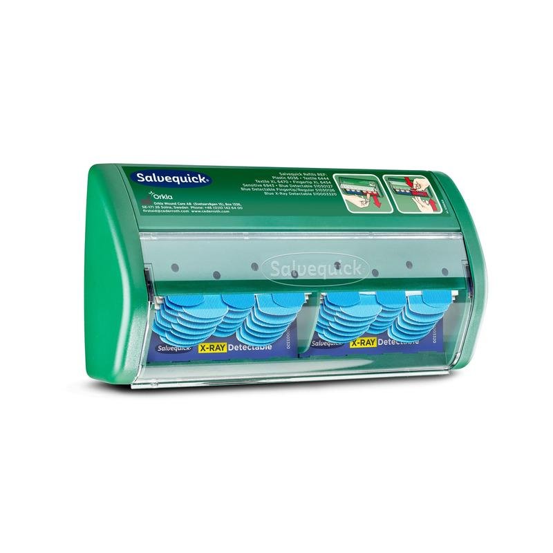 Zielony dozownik plastrów Salvequick wykrywalny przez rentgen Orkla Wound Care AB, który zawiera 2x30 wkładów gipsowych, jest zamocowany na białym tle, a instrukcja obsługi jest wydrukowana w prawym górnym rogu dozownika.