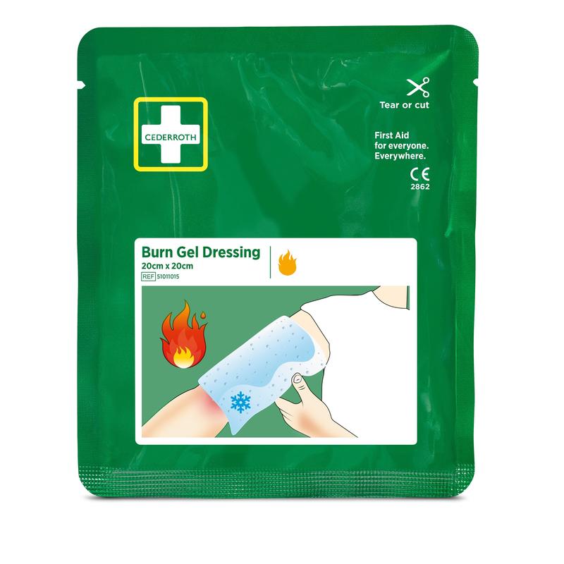 Na zielonym opakowaniu z napisem „Cederroth burn dressing 20x20 cm | Opakowanie (1 sztuka)” firmy Orkla Wound Care AB znajduje się obrazek dłoni, która nakłada sterylny kompres na poparzone ramię, z symbolami pierwszej pomocy przy oparzeniach i łagodzenia dolegliwości.
