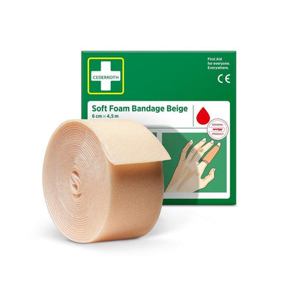 Rolka Cederroth miękka pianka bandaż beżowy 6 cm x 4,5 m od Orkla Wound Care AB stoi przed zielono-białym pudełkiem, na którym widoczna jest ręka z zabandażowanym palcem i nazwa produktu.