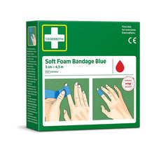 Eine grüne Verpackung von "Cederroth soft foam binde blau 3x450cm" von Orkla Wound Care AB zeigt Hände, die einen blauen Verband anlegen. Die Verpackung zeigt ein rotes Tropfensymbol und gibt die Größe mit 3 cm x 4,5 m (1 Stück) an.