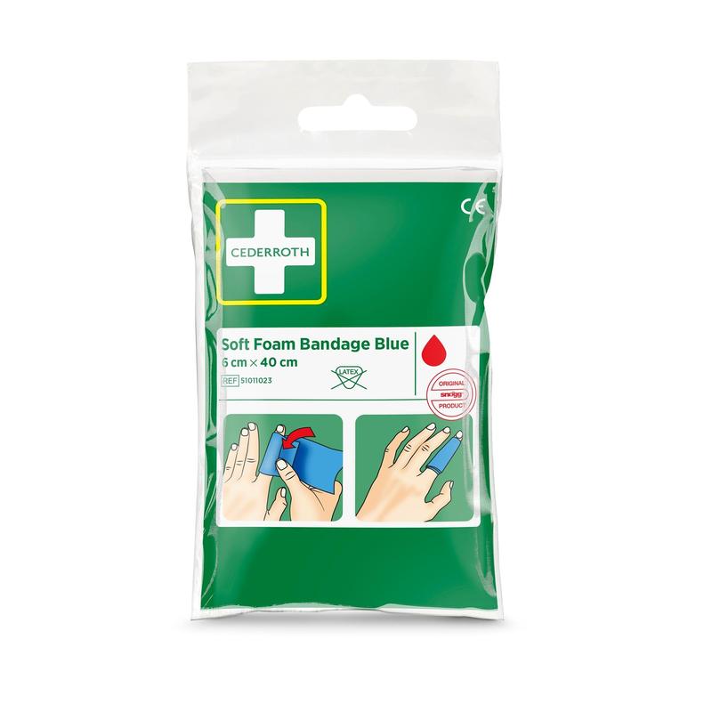 Eine grün-weiße Packung Orkla Wound Care AB Cederroth weichschaumbinde blau 6x40cm (1 Stück) zeigt eine bebilderte Anleitung zum Wickeln der blauen Binde um einen Finger.