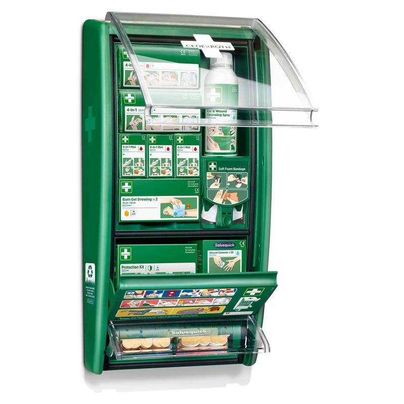 Stacja pierwszej pomocy Cederroth od Orkla Wound Care AB to zielona, montowana na ścianie apteczka z przezroczystą, otwartą pokrywą, zawierająca w oznakowanych przegródkach bandaże, opatrunki żelowe na oparzenia, instrukcje i roztwory. (1 opakowanie/karton).