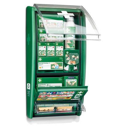 Stacja pierwszej pomocy Cederroth od Orkla Wound Care AB to zielona, montowana na ścianie apteczka z przezroczystą, otwartą pokrywą, zawierająca w oznakowanych przegródkach bandaże, opatrunki żelowe na oparzenia, instrukcje i roztwory. (1 opakowanie/karton).