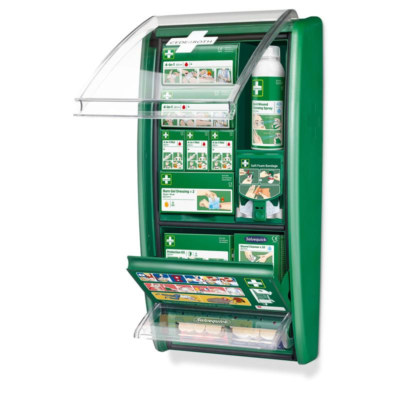 Stacja pierwszej pomocy Cederroth od Orkla Wound Care AB to zielona skrzynka ścienna z przezroczystą pokrywą i uporządkowanymi, oznakowanymi przegródkami z materiałami pierwszej pomocy oraz ilustrowaną instrukcją na przedniej stronie. Dostarczana jako 1 opakowanie (karton).