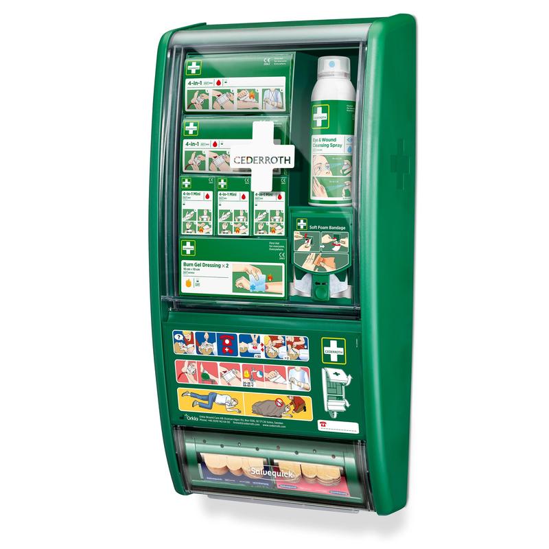 Stacja pierwszej pomocy Cederroth od Orkla Wound Care AB to zielony, montowany na ścianie zestaw pierwszej pomocy, dostarczany w opakowaniu z zestawem bandaży, sprayem na rany, opatrunkami żelowymi na oparzenia, miękkimi opatrunkami piankowymi i taśmami klejącymi oraz ilustrowaną instrukcją na przedniej stronie.