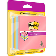 Opakowanie kolorowych karteczek Post-it® Super Sticky Cube (440 arkuszy, 76 x 76 mm, 100% PEFC) od 3M Deutschland GmbH. Zawiera różowe, niebieskie i żółte bloczki w plastikowym/kartonowym pudełku. Etykieta pokazuje "2x mocniejszą siłę klejenia" i logo 3M.
