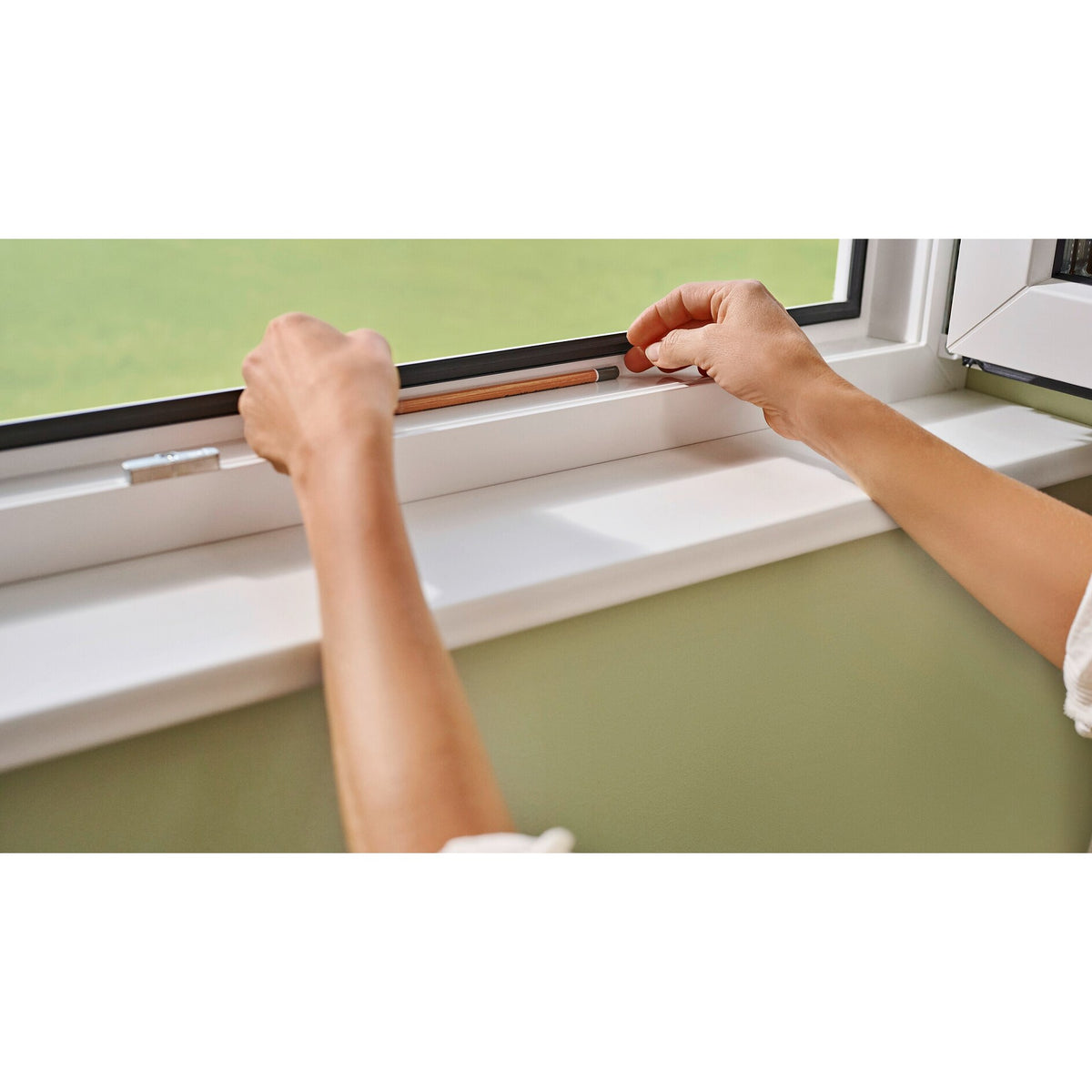 tesa INSECT STOP Anklips-Rahmen Fliegengitter für Fenster, anthrazit – Anwendung