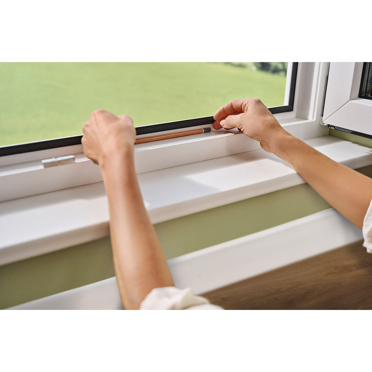 tesa INSECT STOP Anklips-Rahmen Fliegengitter für Fenster, anthrazit – Anwendung
