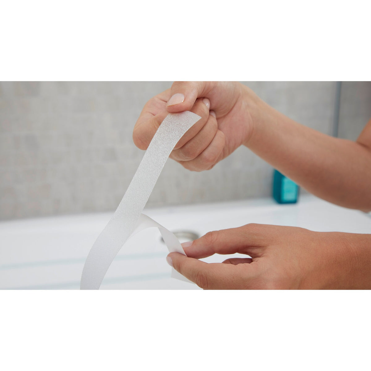 tesa Anti-Rutschband Bad & Dusche, 5 m x 25 mm, transparent – Anwendung