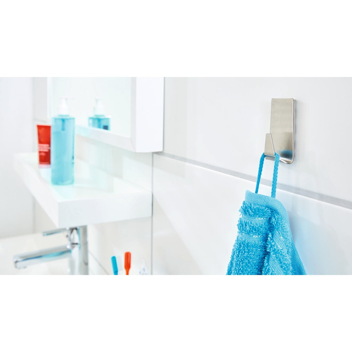 tesa Powerstrips Haken L Metall Eckig, weiß – Anwendung
