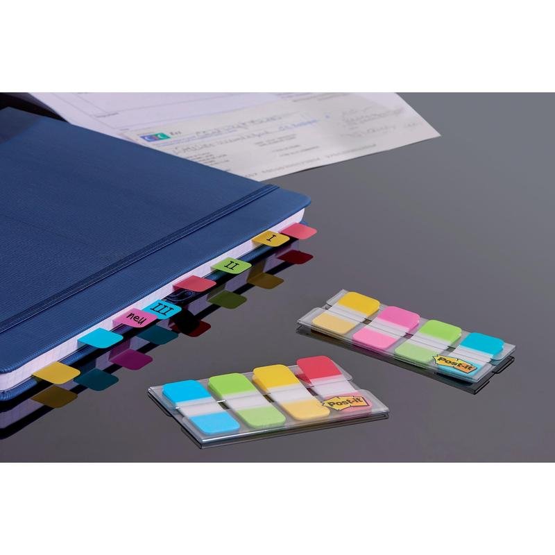 Niebieski segregator używa 3M Post-it® Index Strong Ablagetabs (Mini, żółty, czerwony, niebieski, zielony) do oznaczania sekcji I-IV. Dwa opakowania posortowanych pasków samoprzylepnych w swoich dyspenserach leżą na ciemnej powierzchni obok "organizacja dokumentów".