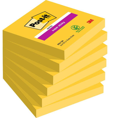 Opakowanie sześciu prostokątnych karteczek Post-it® w kolorze żółtym, 76 x 76 mm, 90 arkuszy na blok od 3M Deutschland GmbH. Górny blok jest oznaczony magentową etykietą "Super Sticky". Wykonane w 100% z papieru certyfikowanego PEFC (SGSCH-PEFC-COC-110078).