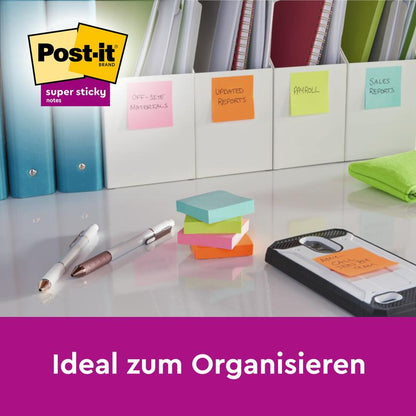 Na biurku leżą 3M Post-it® Super Sticky Notes (76x76 mm, 90 arkuszy, 100% PEFC) do organizacji plików. Kolorowe karteczki są idealne do przejrzystej organizacji biura.