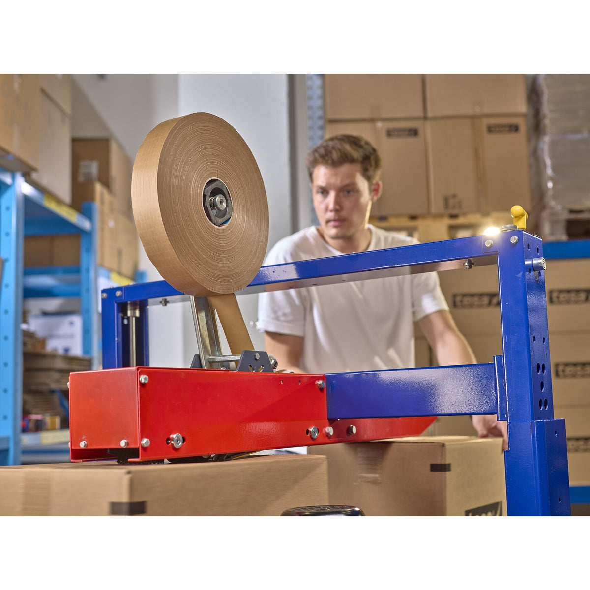 tesa 60013 Verstärktes Papierklebeband, 25 m x 50 mm, chamois – Anwendung